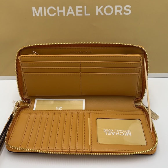 MICHAEL KORS LARGE TRAVEL CONTINENTAL WRISTLET WALLET MARIGOLD COLOR
NWT - Picture 8 of 16
